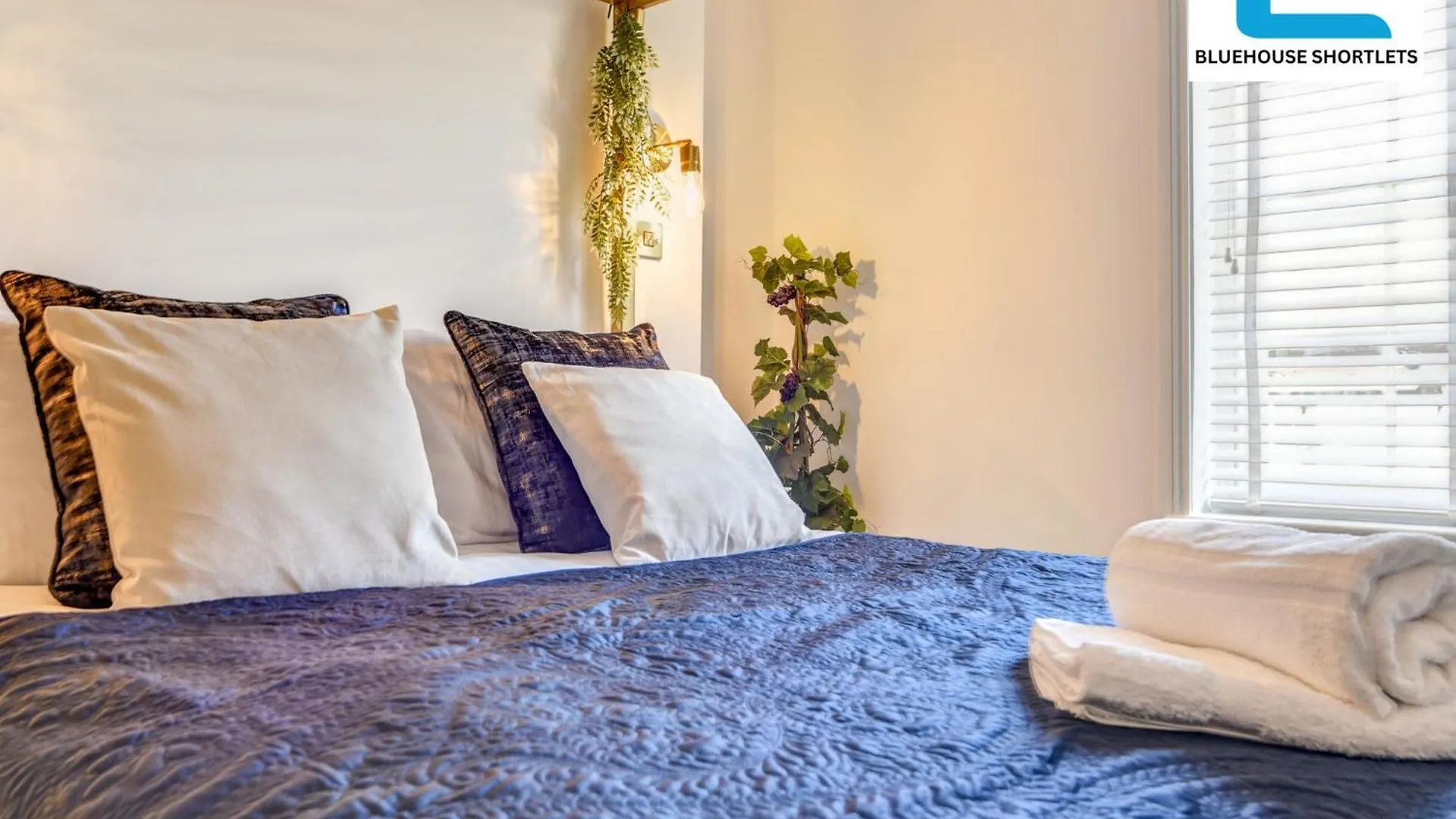 Apartment Ideal Weekly And Short Stay With Seaview In Brighton By Bluehouse Shortlets